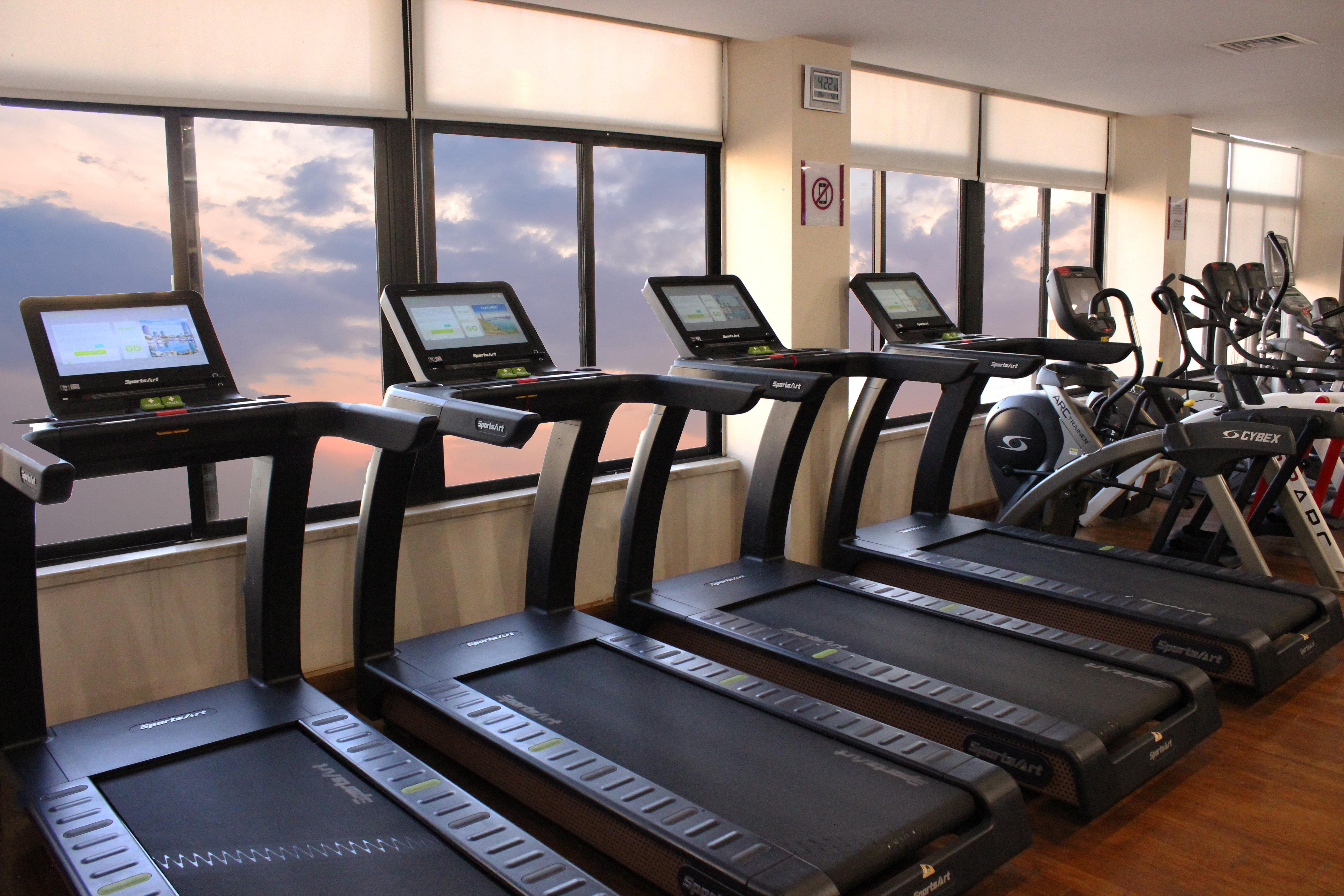 Crowne Plaza Amman By Ihg Hotel Kültér fotó Treadmills in a gym