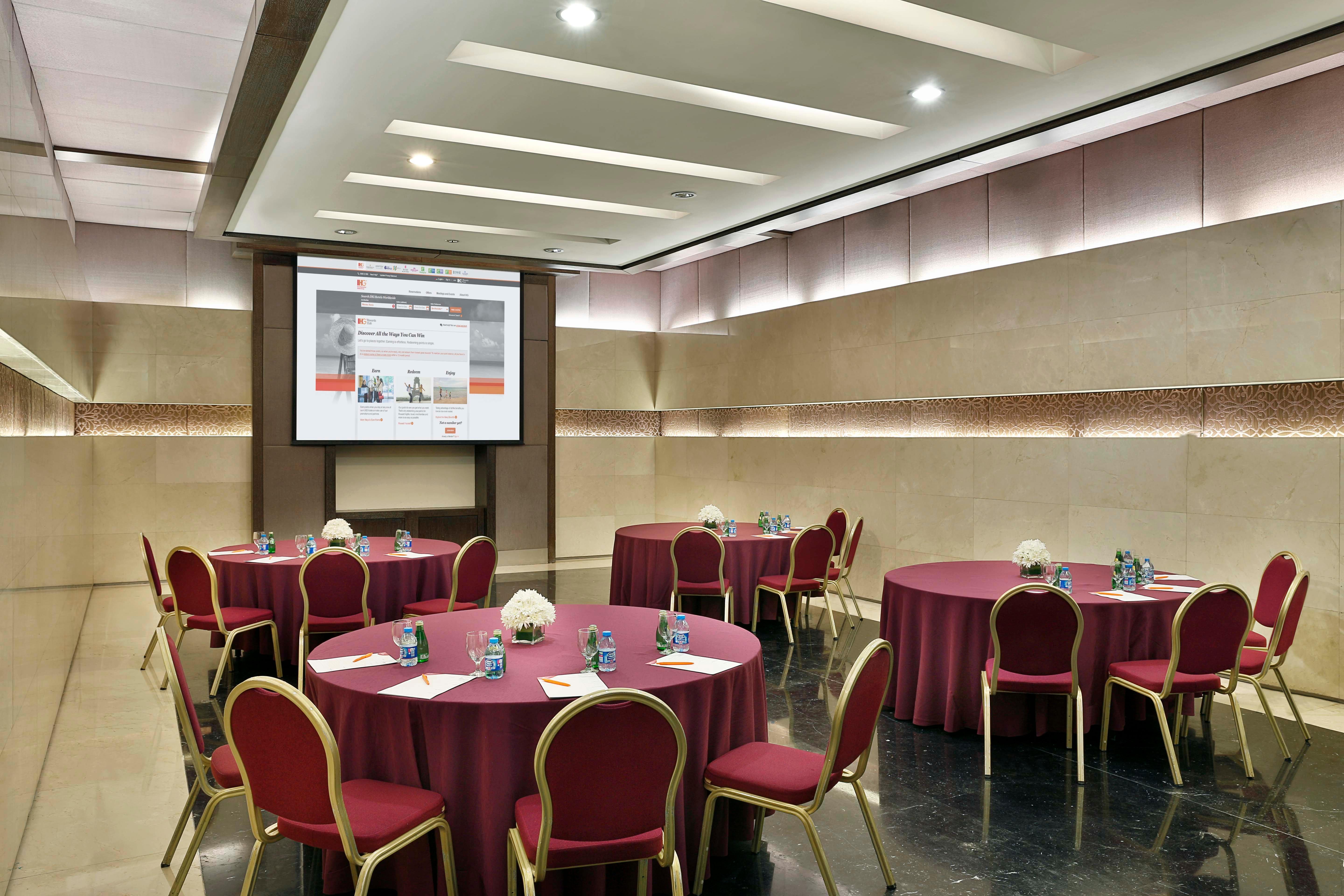 Crowne Plaza Amman By Ihg Hotel Kültér fotó The meeting room