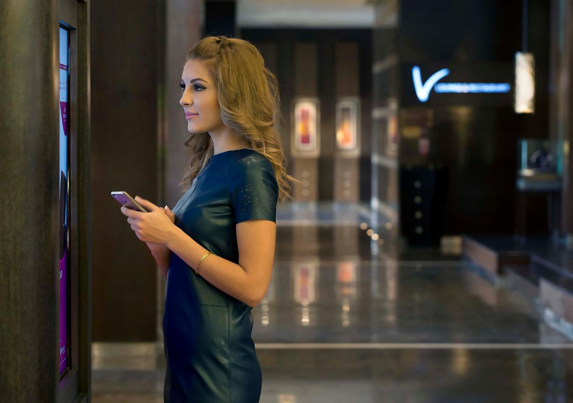 Crowne Plaza Amman By Ihg Hotel Kültér fotó A woman using a mobile phone