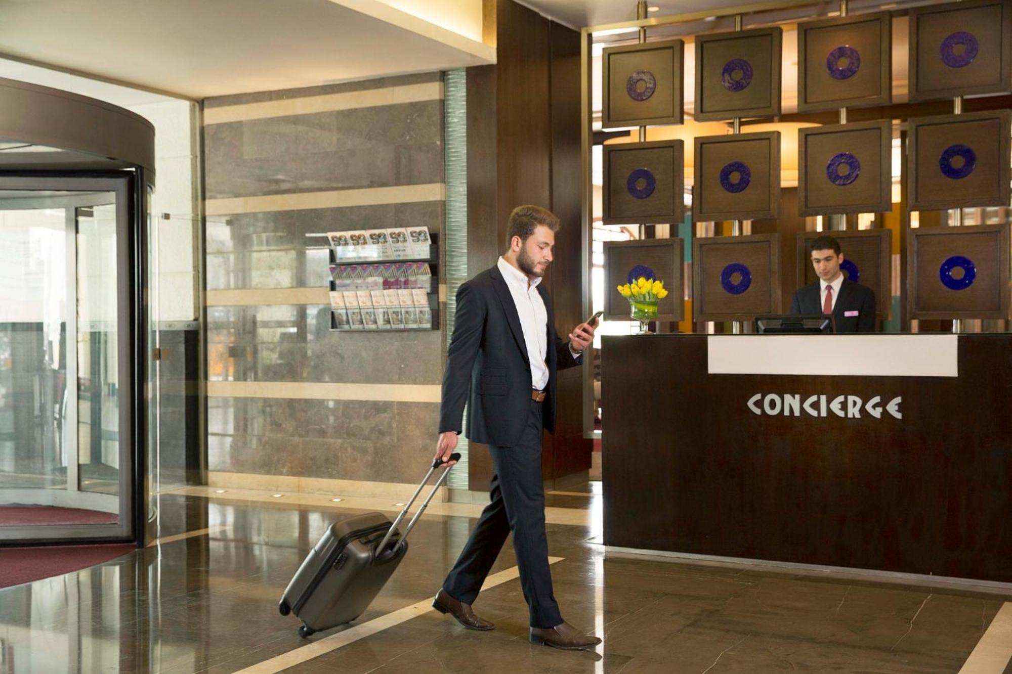 Crowne Plaza Amman By Ihg Hotel Kültér fotó Concierge at the Hilton London Heathrow