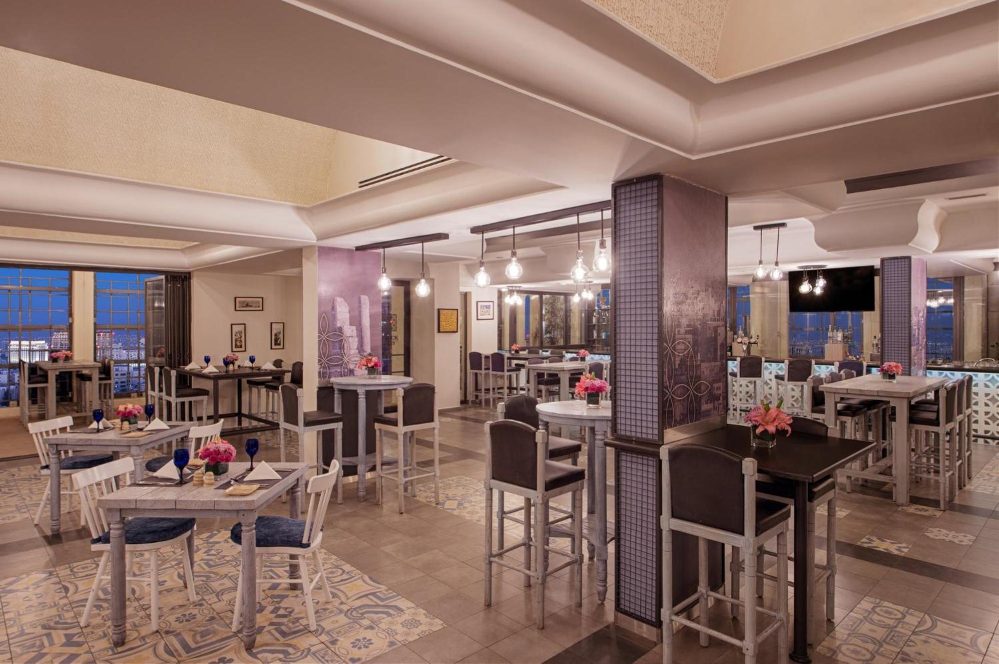 Crowne Plaza Amman By Ihg Hotel Kültér fotó The 1911 Lounge