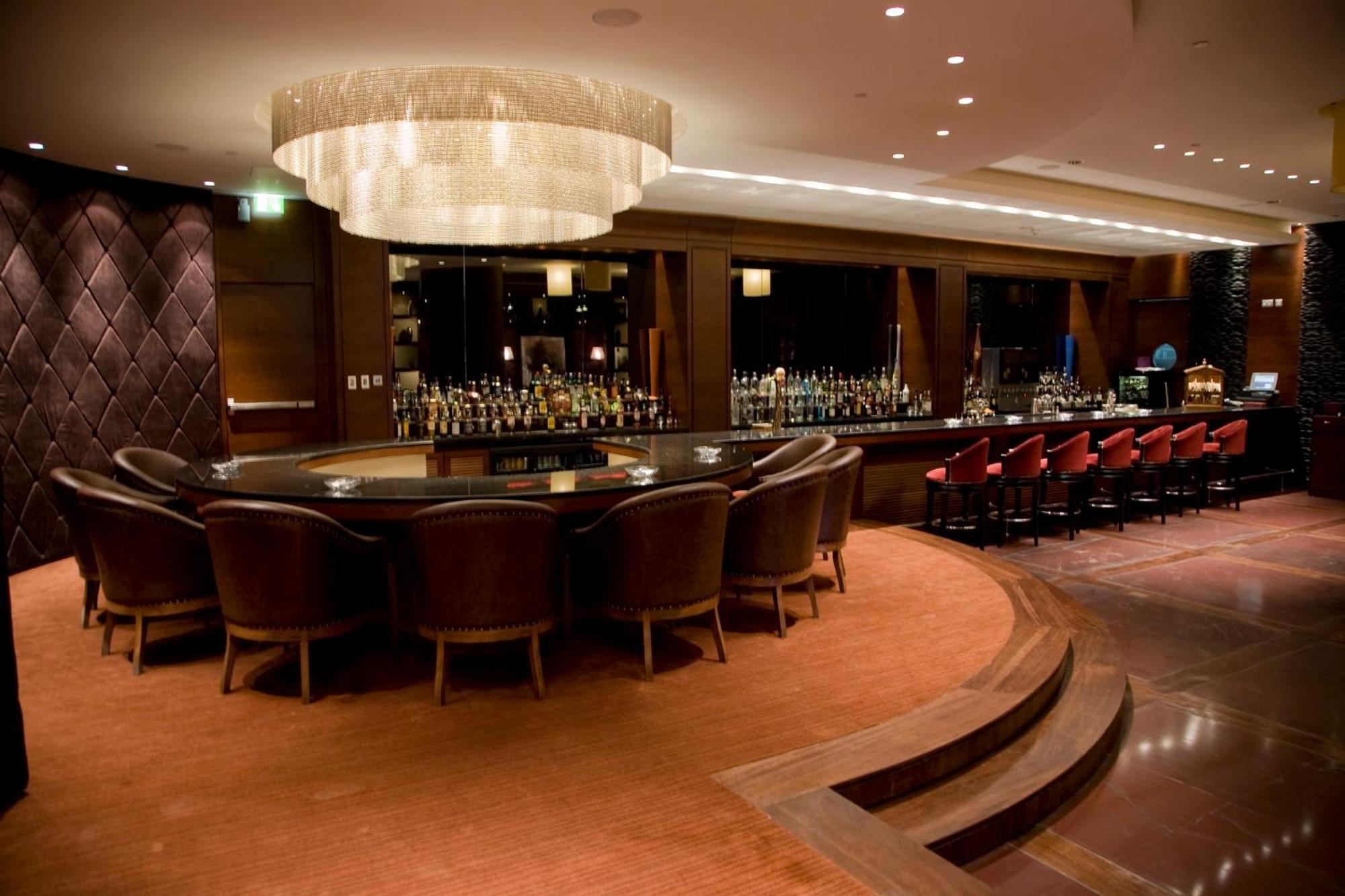 Crowne Plaza Amman By Ihg Hotel Kültér fotó The bar at the 1919
