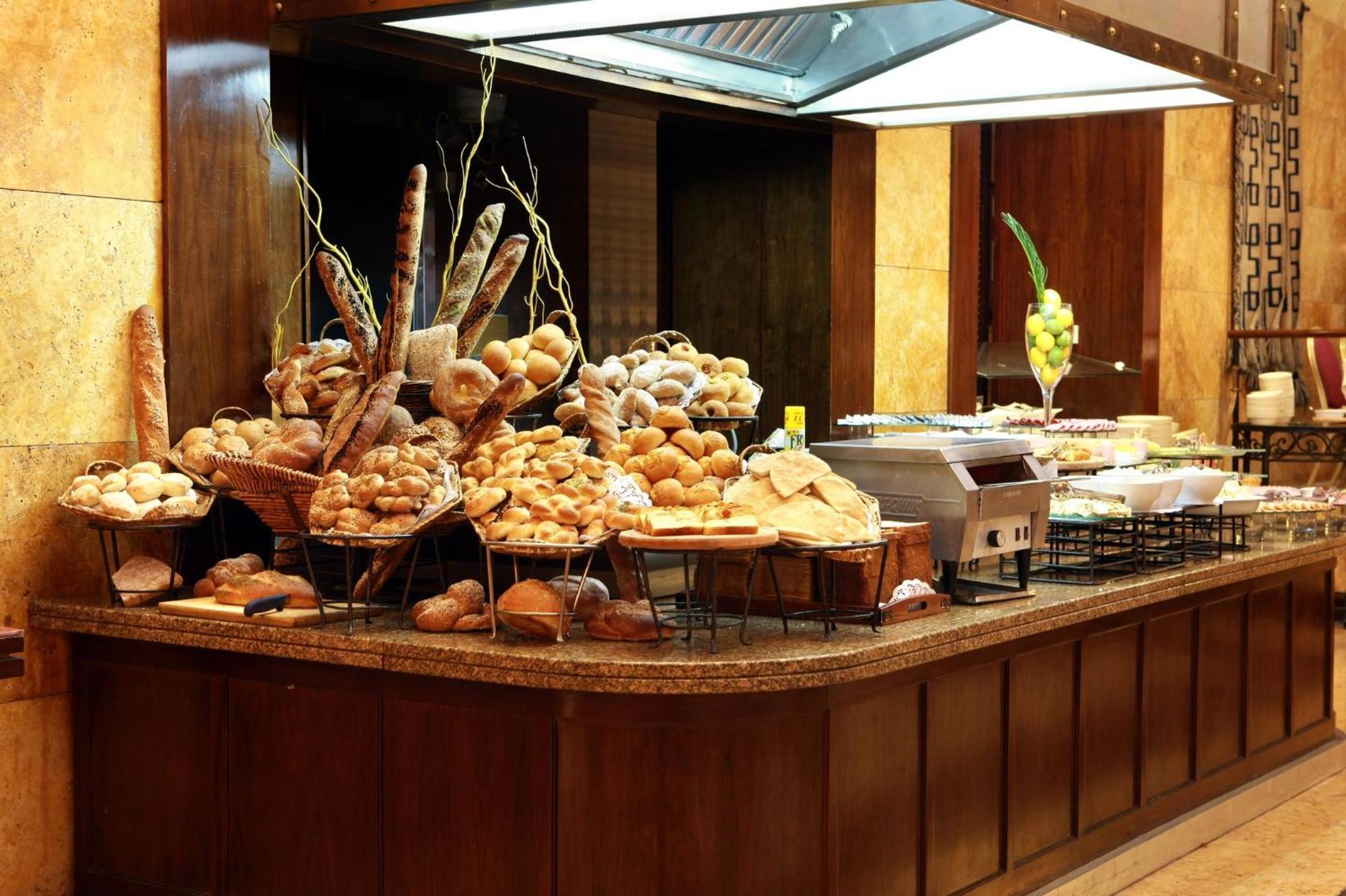 Crowne Plaza Amman By Ihg Hotel Kültér fotó A bread station at a buffet